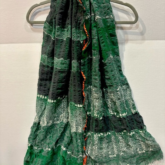 Beautiful 100% Wool lightweight., 33 inches wide & 66 long. Like New! - Picture 2 of 12